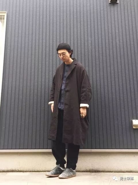 复古「圆形眼镜」当道？戴上透明黑色琥珀眼镜增添「轻复古」印象