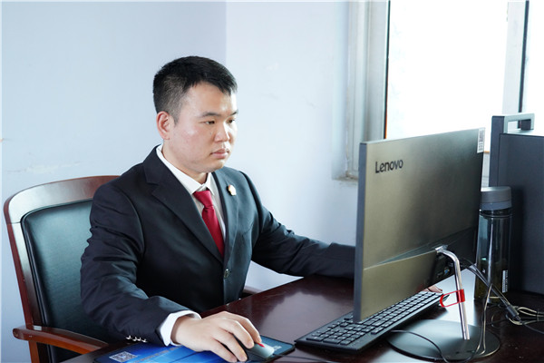 法院党建引领激发干警担当作为,政治引领立足岗位书写报国之志