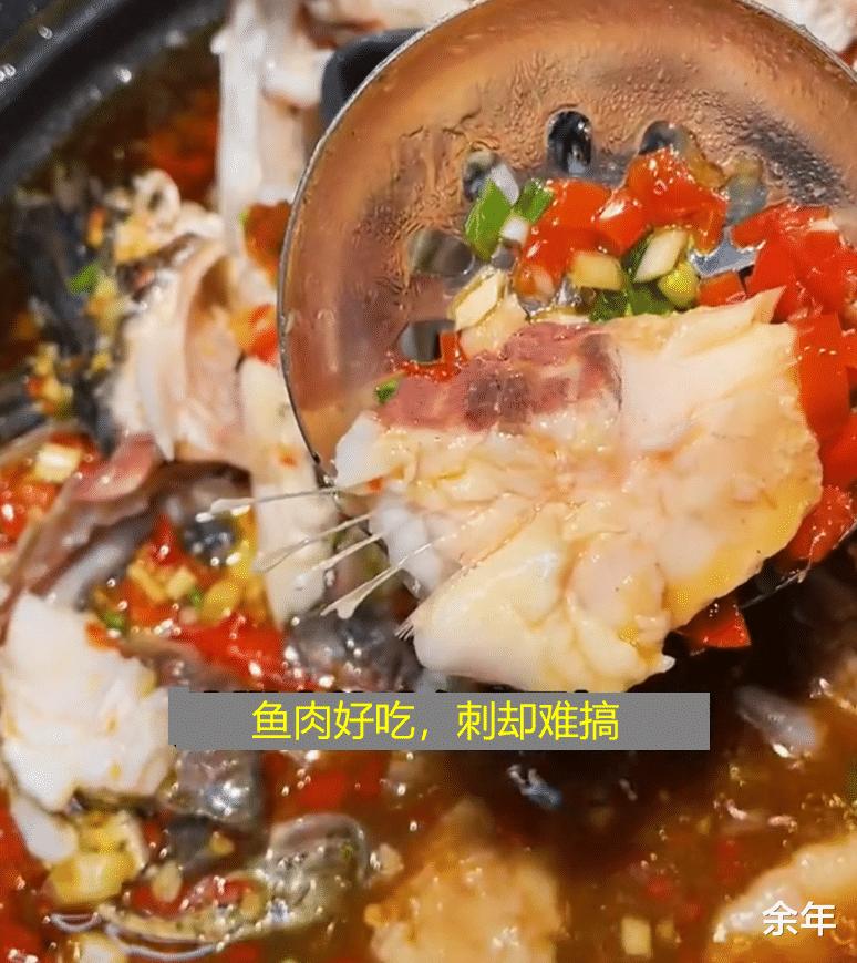 孩子被鱼刺卡住奶奶救了孙女,小孩被鱼刺卡住了哭一会又没事了