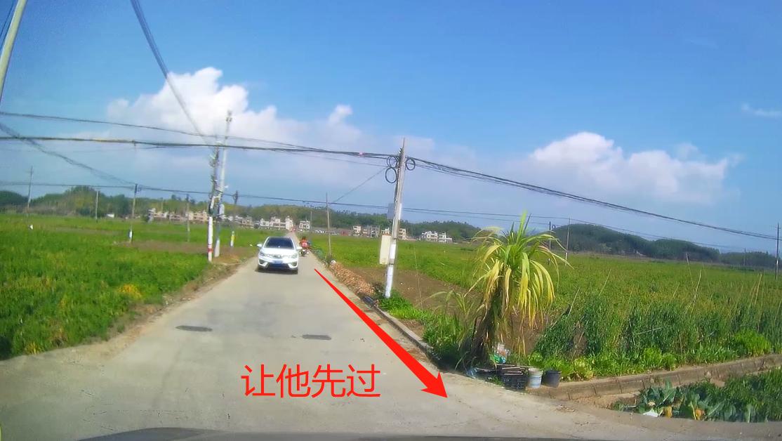 窄路会车怎么判断左右两边不刮蹭,窄路会车技巧新手也能轻松应对