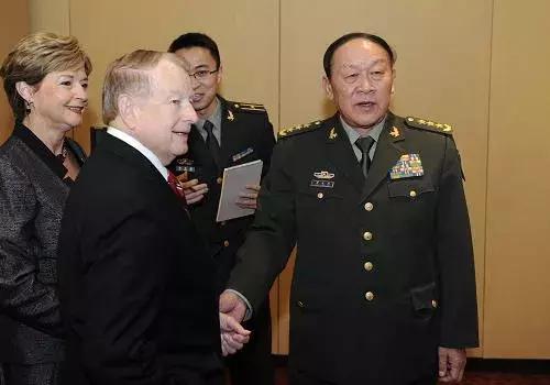 国防部长魏凤和会见了“特殊老兵”