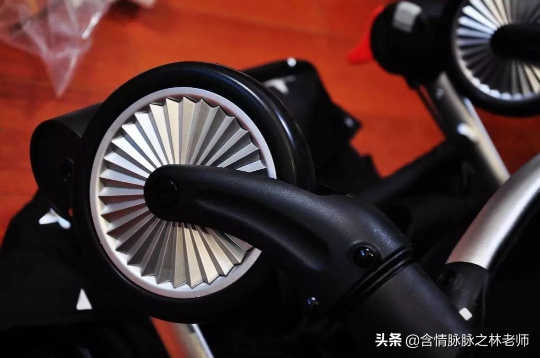 给孩子换个新车,qborn婴儿推车开箱