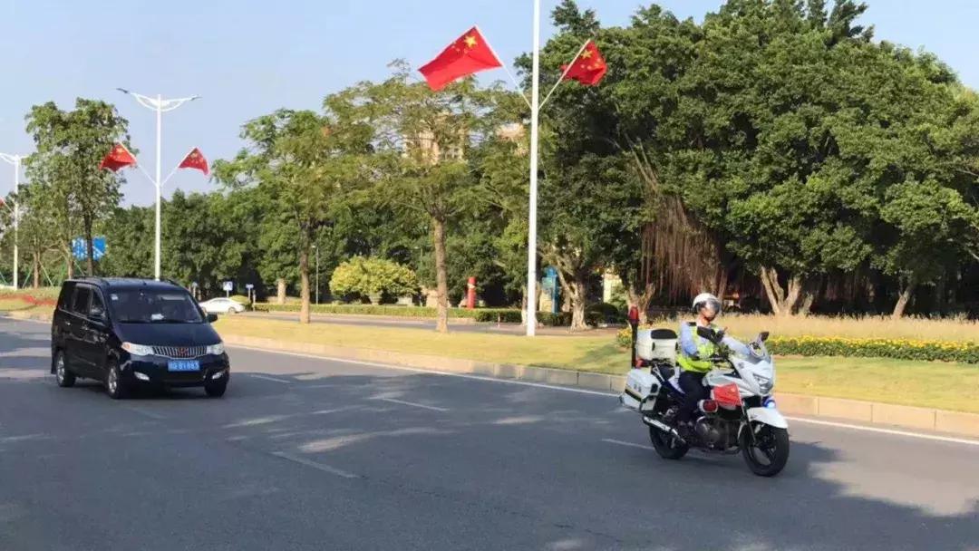 金鼎老人“十一”假期去淇澳岛游玩，33℃高温下中暑呕吐不止！急坏老伴！