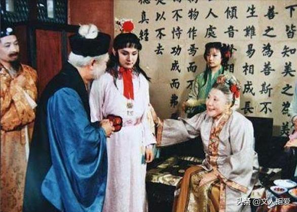 《红楼梦》中端午节，小道士头撞王熙凤胸脯，演绎不同寻常的节日