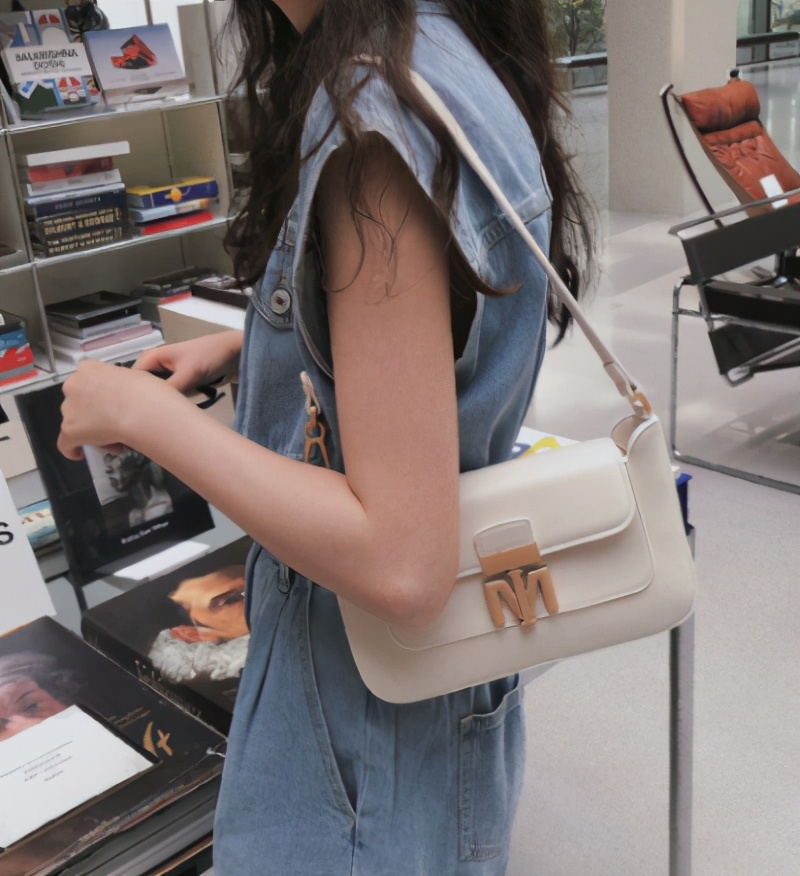 mk包包中什么款式最好看,mk包包和小mk的区别