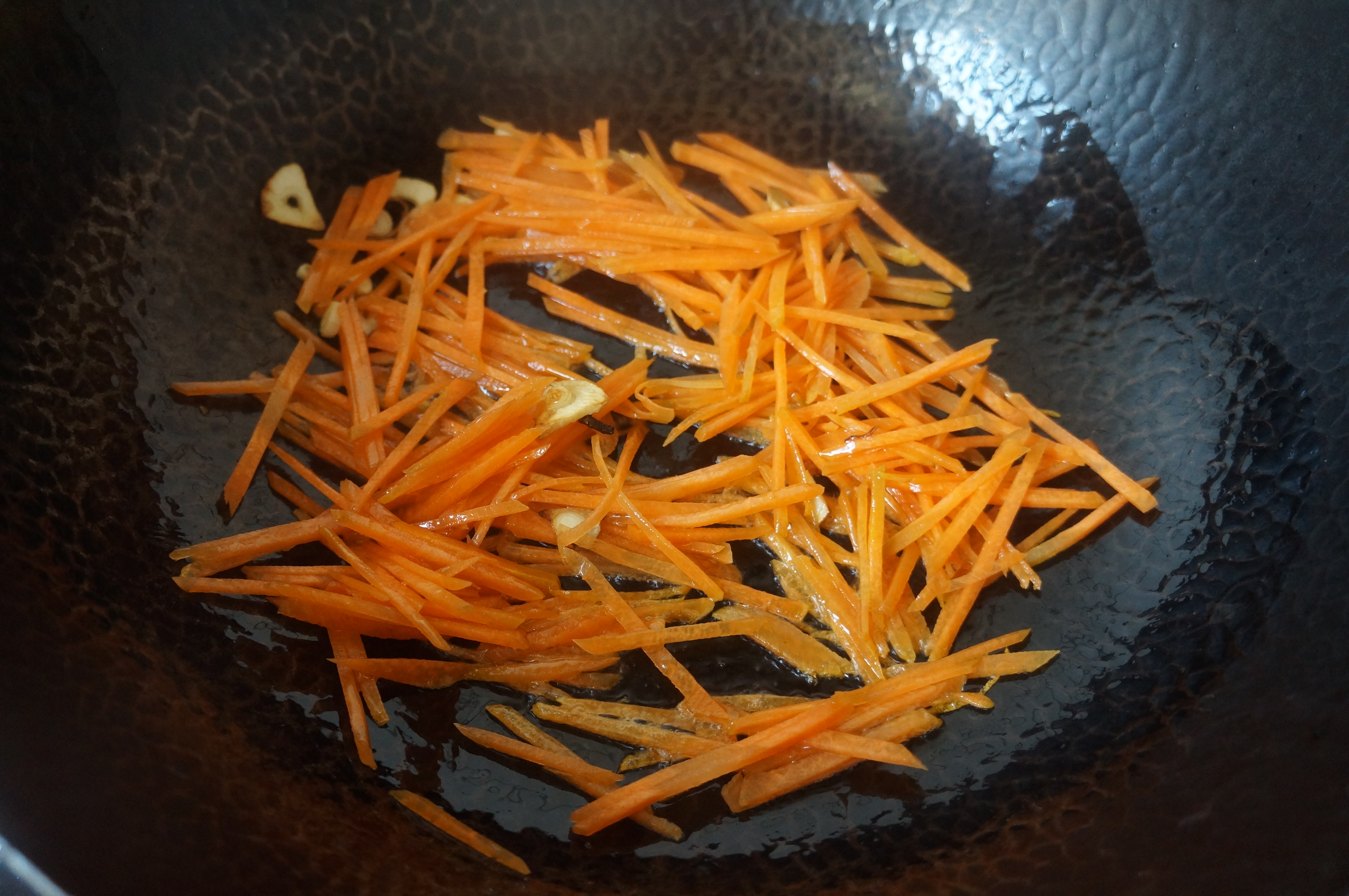 怎样炒粉条才能松散不粘锅,粉条怎么炒出来才不会粘锅