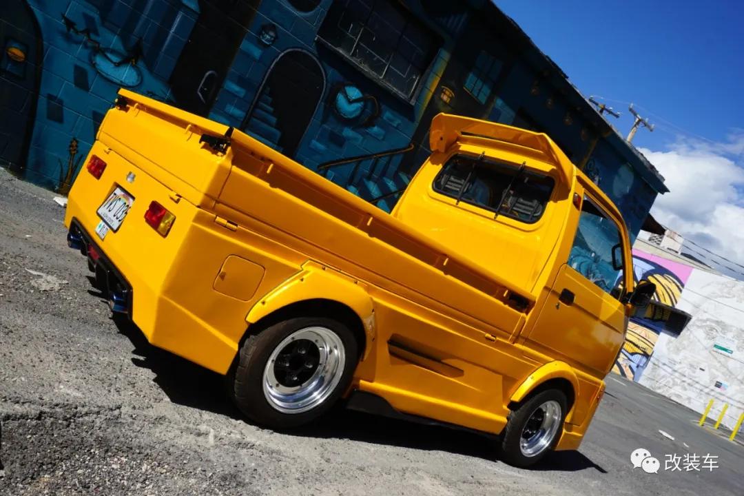 中置四驱五速手动的双门超跑，今晚我在秋名山等你