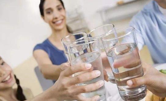 越喝水感觉越渴是什么原因,纯净水越喝越渴是什么原因