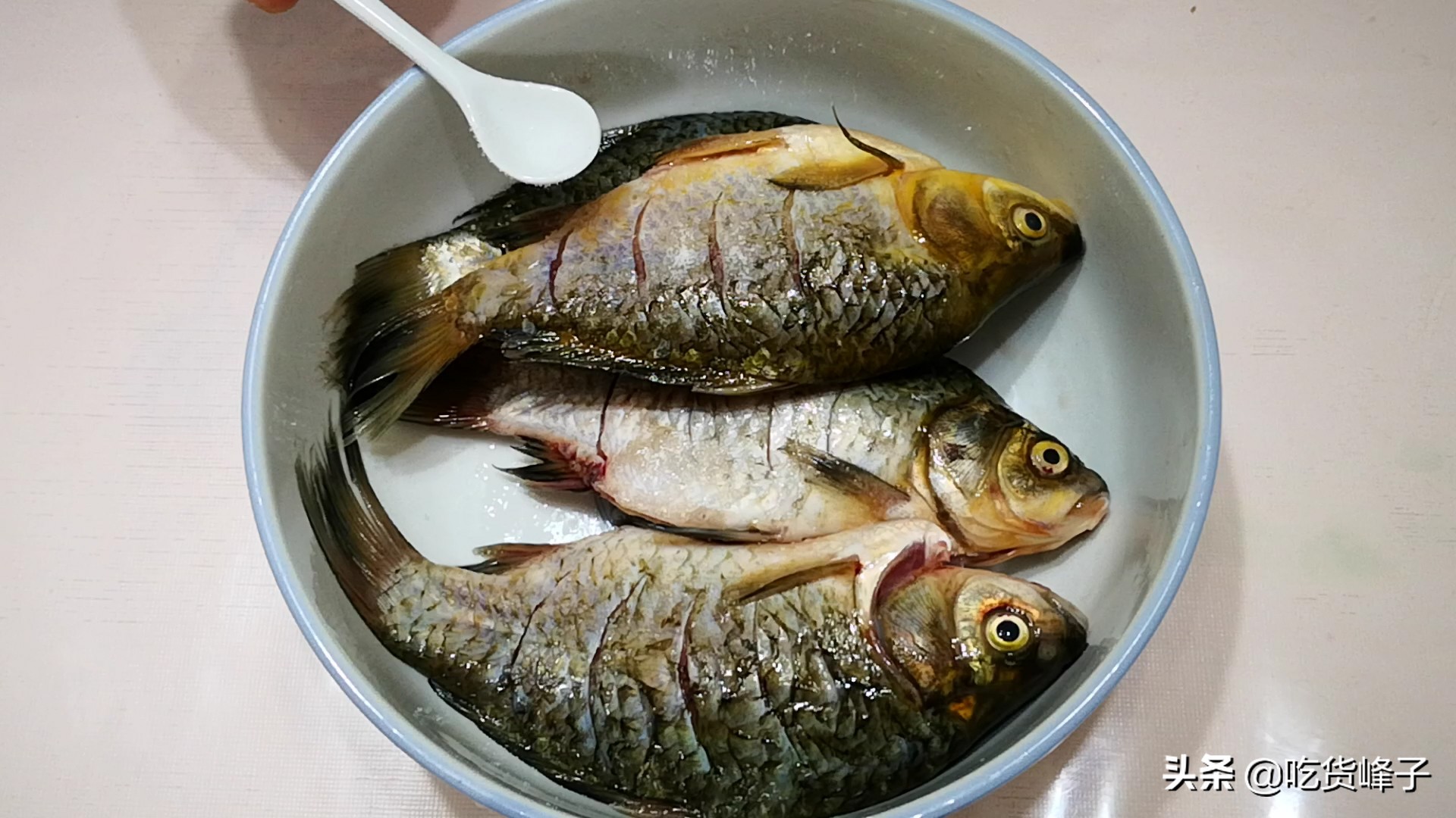 炖鱼去腥只需三种调料,炖鱼去腥的方法