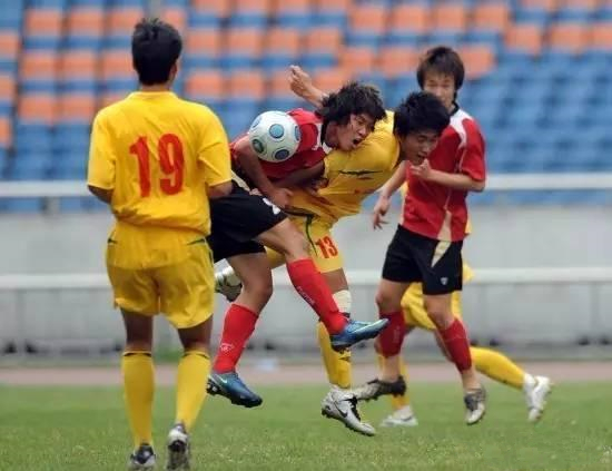 业余足球断腿事件,国内业余比赛被踢断腰