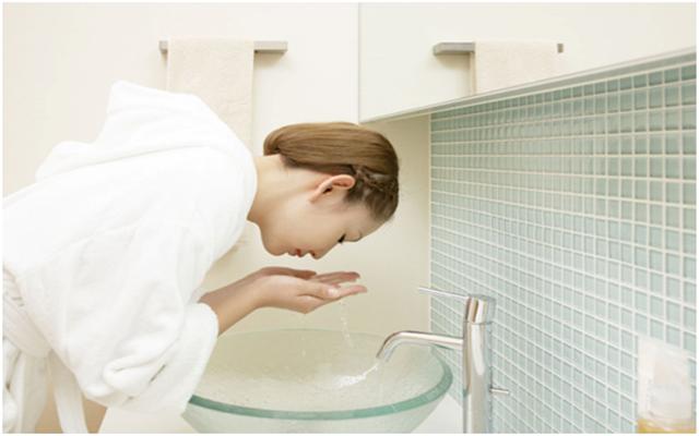 痘肌救星三步让你摆脱十年痘痘肌,明明才18岁为什么看起来像28岁