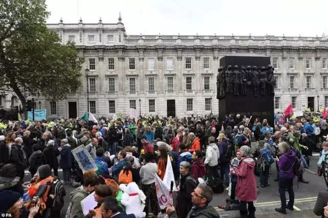 伦敦大混乱！*威示**者“血染”财政部，躺尸唐宁街，这是要上天？