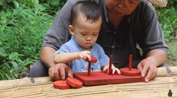 【设计篇】61岁中国大爷火爆外媒！“玩”木头让上亿老外看傻眼！