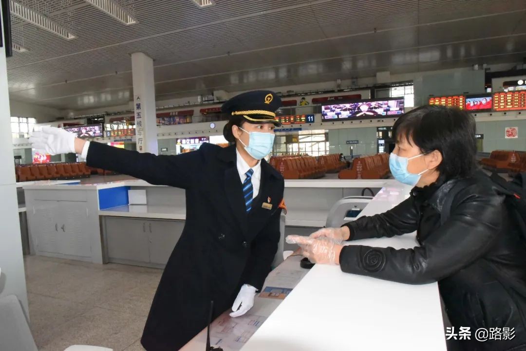 抗击疫情守护平安摄影征稿,战疫情保春运铁路警察在行动