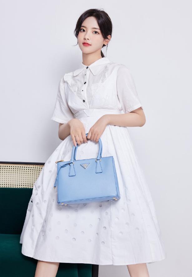 杨超越再度“逆袭”，穿小白裙清雅秀气，蝴蝶结发型俏皮减龄