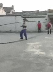 街头健身有些人不懂健身就瞎练,农村大爷习武健身一身肌肉