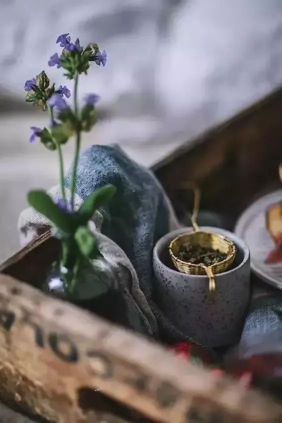 感叹一转眼就到结局的诗句,形容一辈子转瞬即逝的诗句