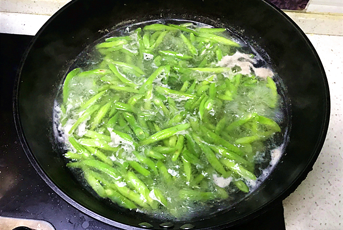 煮肉时白色浮沫是否要撇掉,肉焯水上面漂浮的沫子是什么