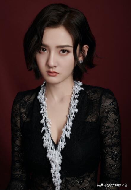 鼻子头和两侧红痘痘爱出油怎么办,鼻子两侧出油还有异味是怎么回事