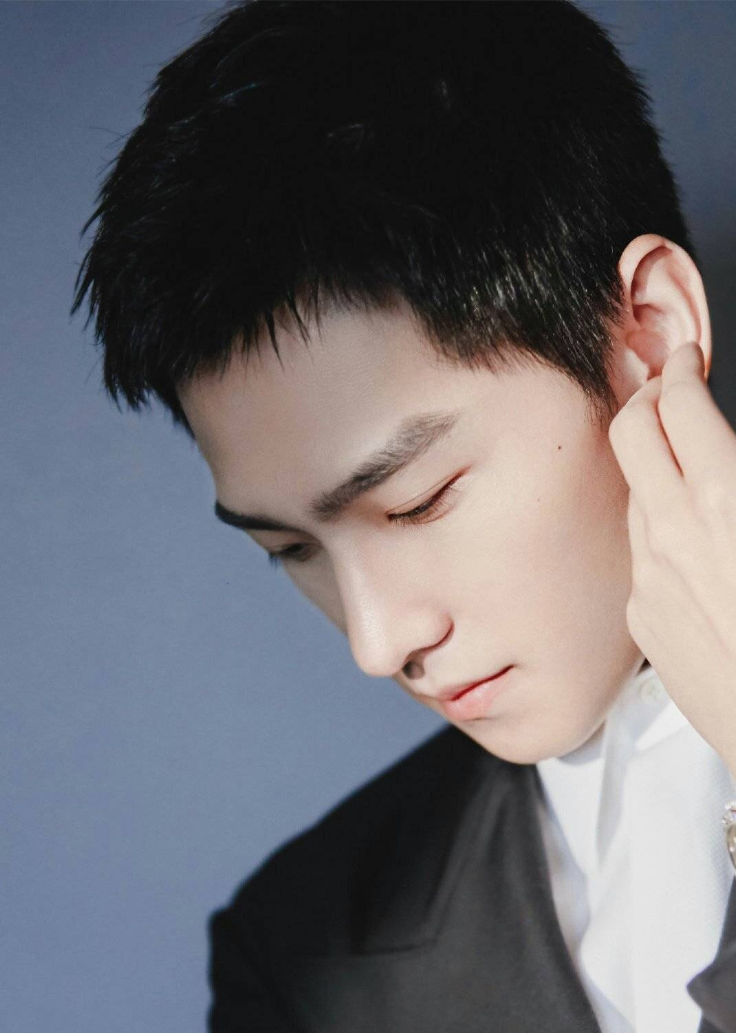 侧脸好看正脸好看么,侧脸比正脸好看的就是骨相美