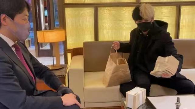 日本帅气第一网红买豪表炫富！全球仅一块，204万他全拿现金付