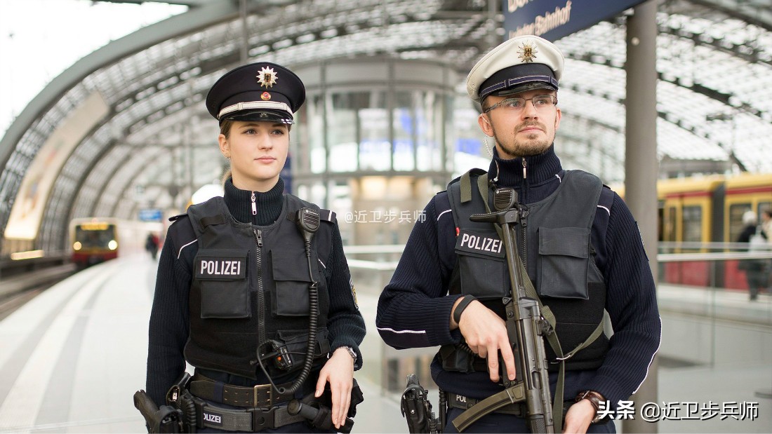 二战德国军用钢盔,二战德国钢盔战损