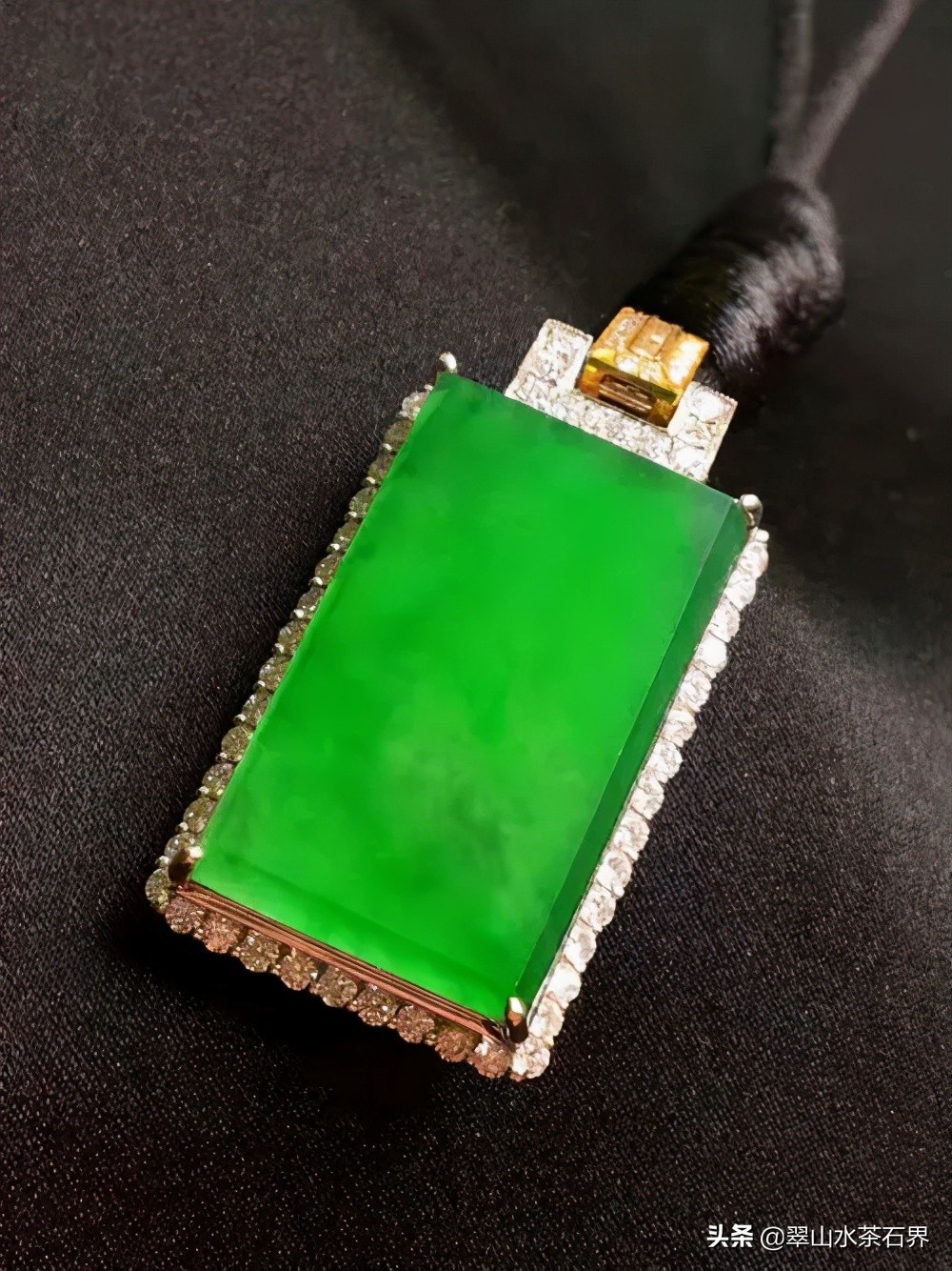 不同颜色翡翠含的元素,不同种类绿色的翡翠