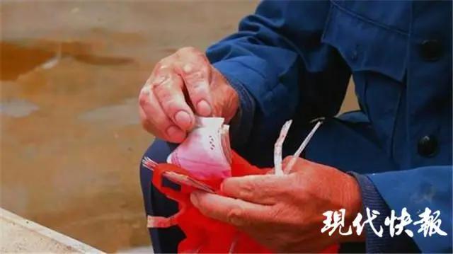 煤球炉里藏2万元,老人收废品掉出一包东西吓得报警