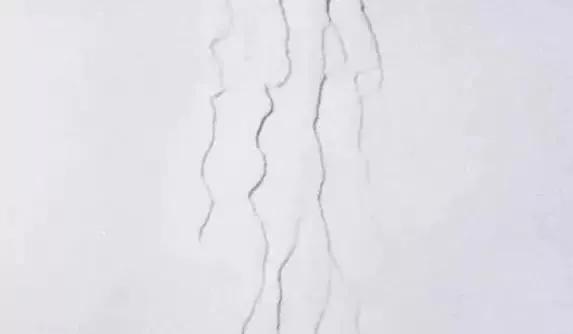 墙面大面积发霉渗水怎么办,墙面潮湿发霉是怎么回事