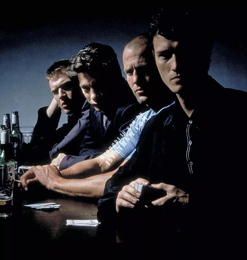 它是迄今为止最有个性的英国电影，狗咬狗的人物关系经常被模仿