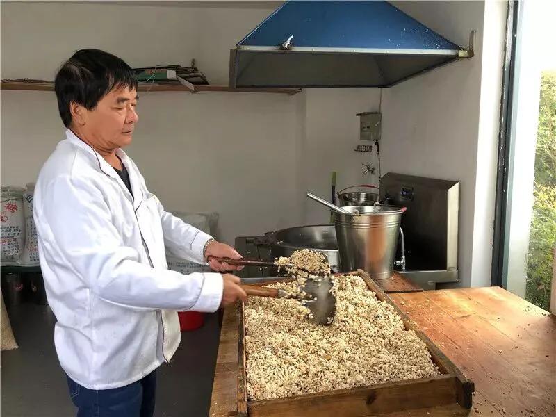 宁波这家小店的冻米糖又酥又香，老师傅做了40多年