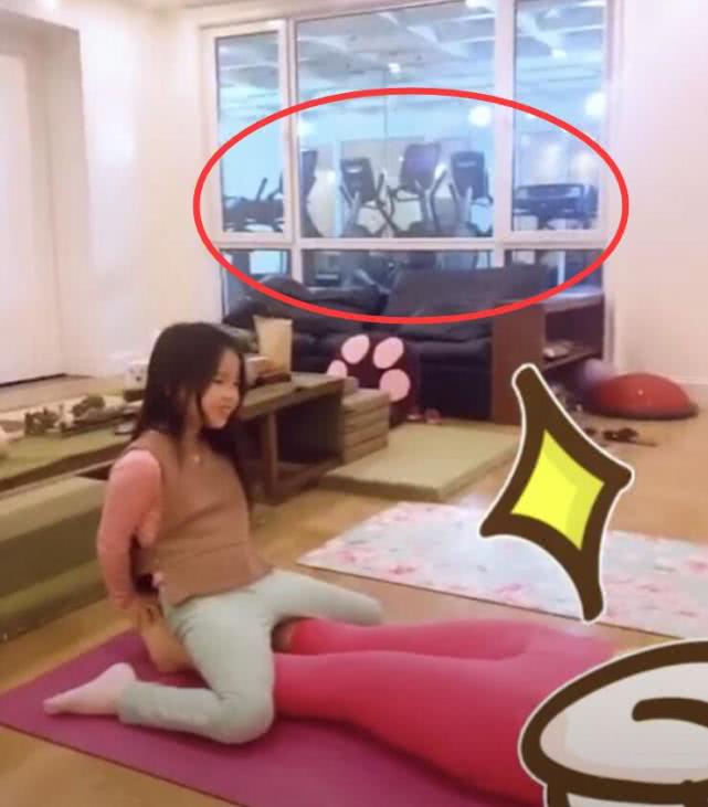 黄奕与女儿比拼高难度健身动作，下腰拉伸压腿看着都好疼