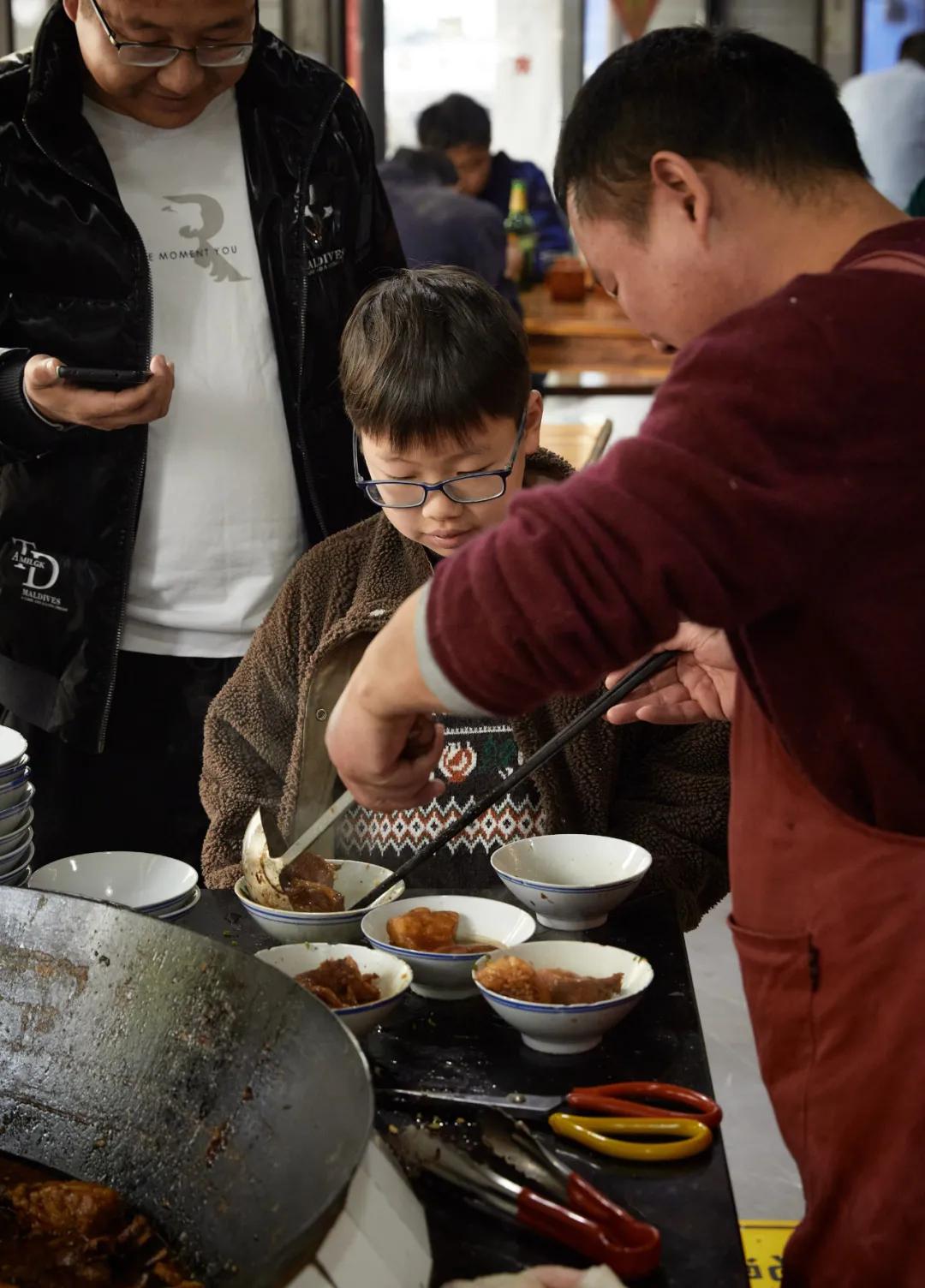 一到10月挤破头，这小镇也太好吃了吧