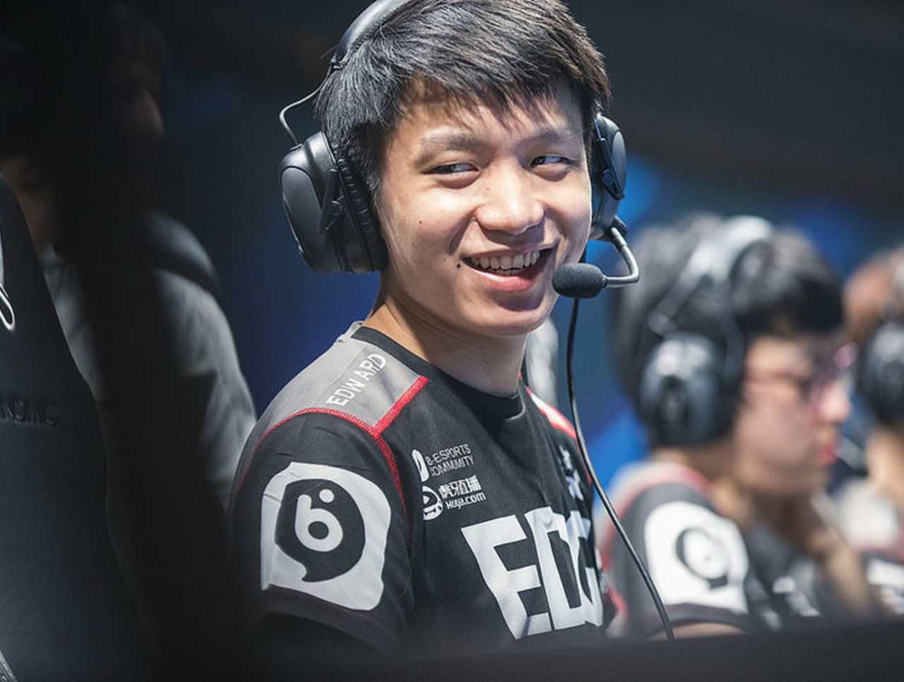 lpl001号厂长退役,lpl001到010选手退役视频