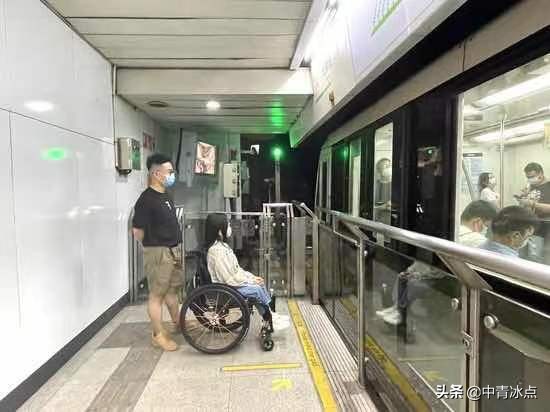 坐轮椅男孩爱上女孩,50岁大叔爱上轮椅姑娘