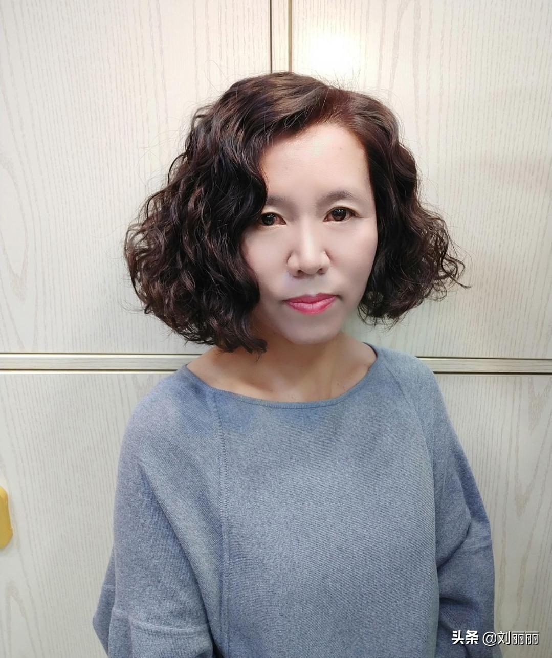 中年女发量少烫什么卷好看,40岁女人头发少烫什么卷好看洋气