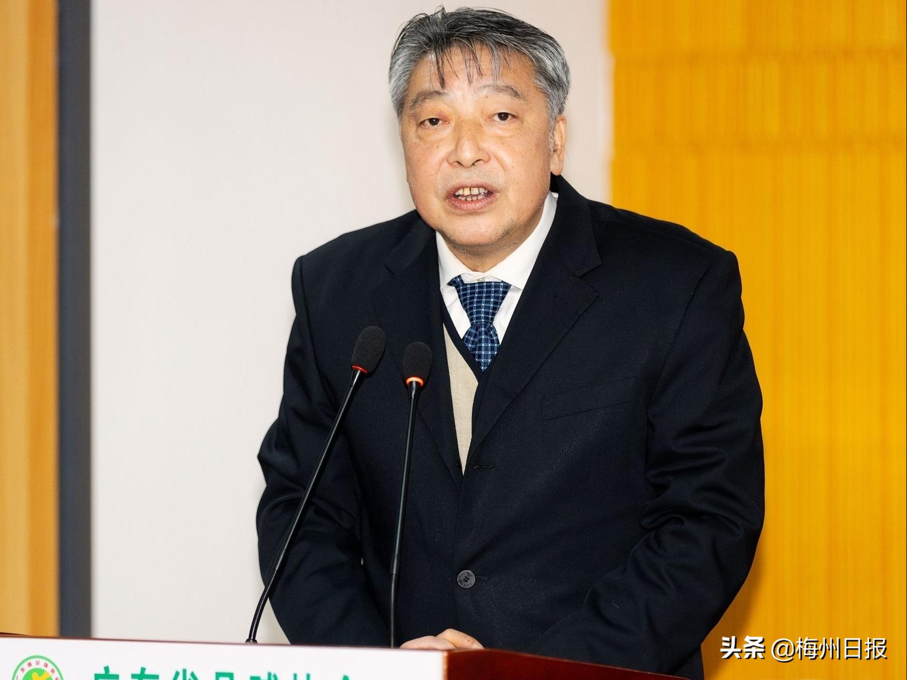 叶细权连任第十一届省足协主席！会员大会第一次会议在梅州五华召开