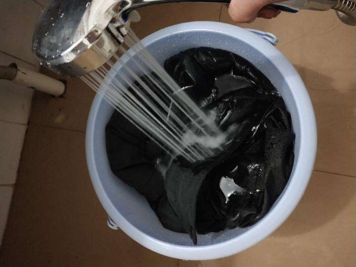 黑色衣服穿久了怎么恢复原色,黑色衣服久了发亮怎么清洗