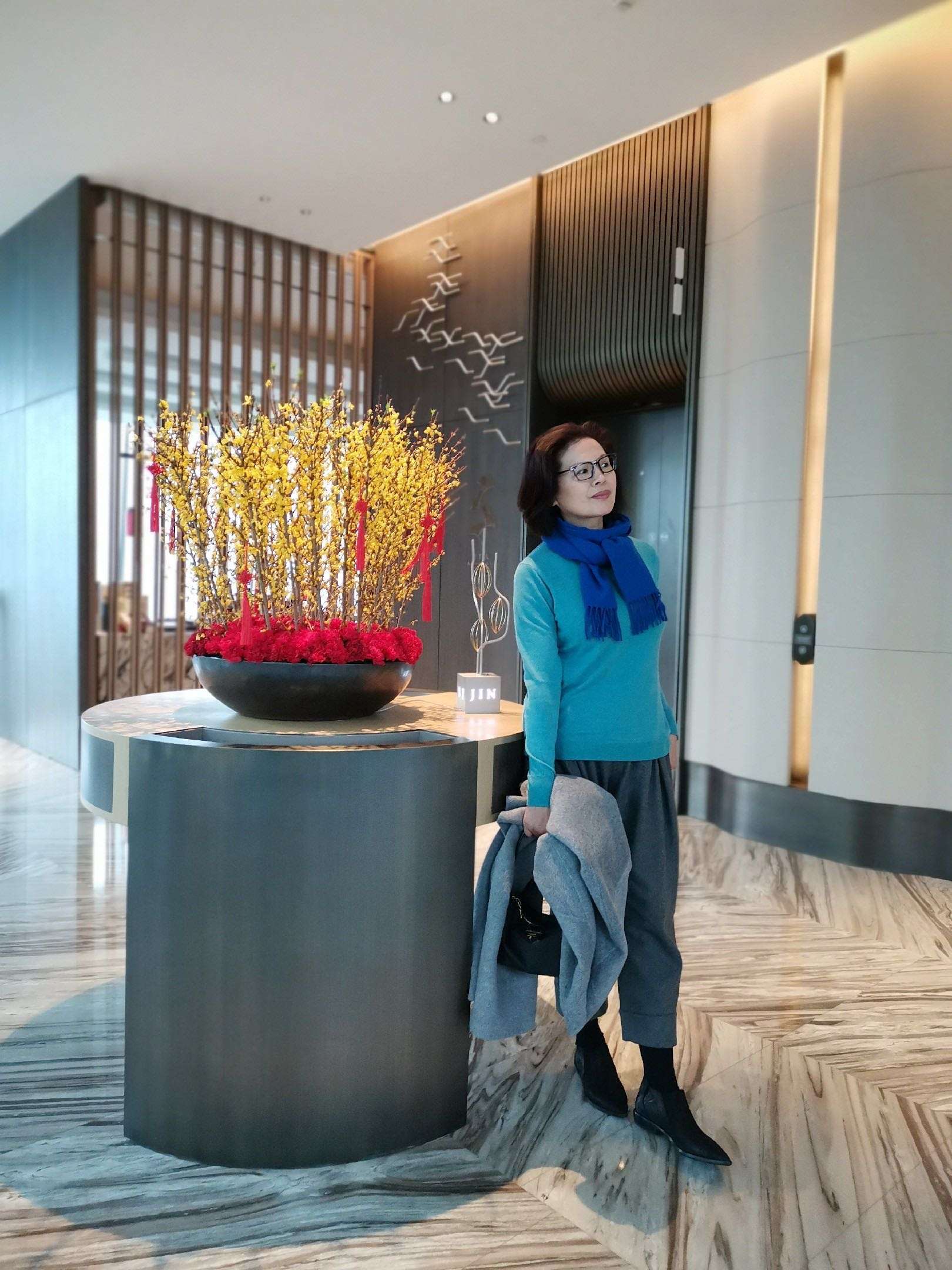 穿衣怎么告别土气,穿搭以蓝色为主