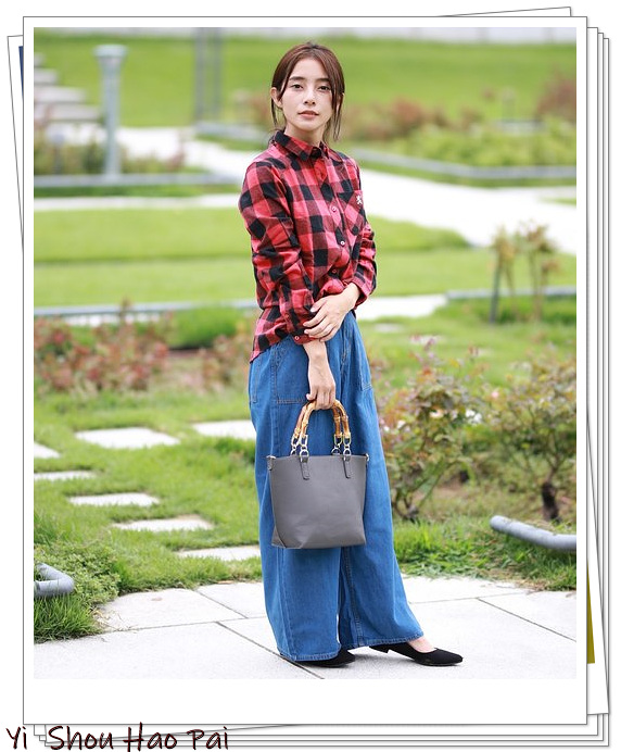 红色小格子衬衫女长袖时尚穿搭,红色格子衬衫配什么颜色裤子好看