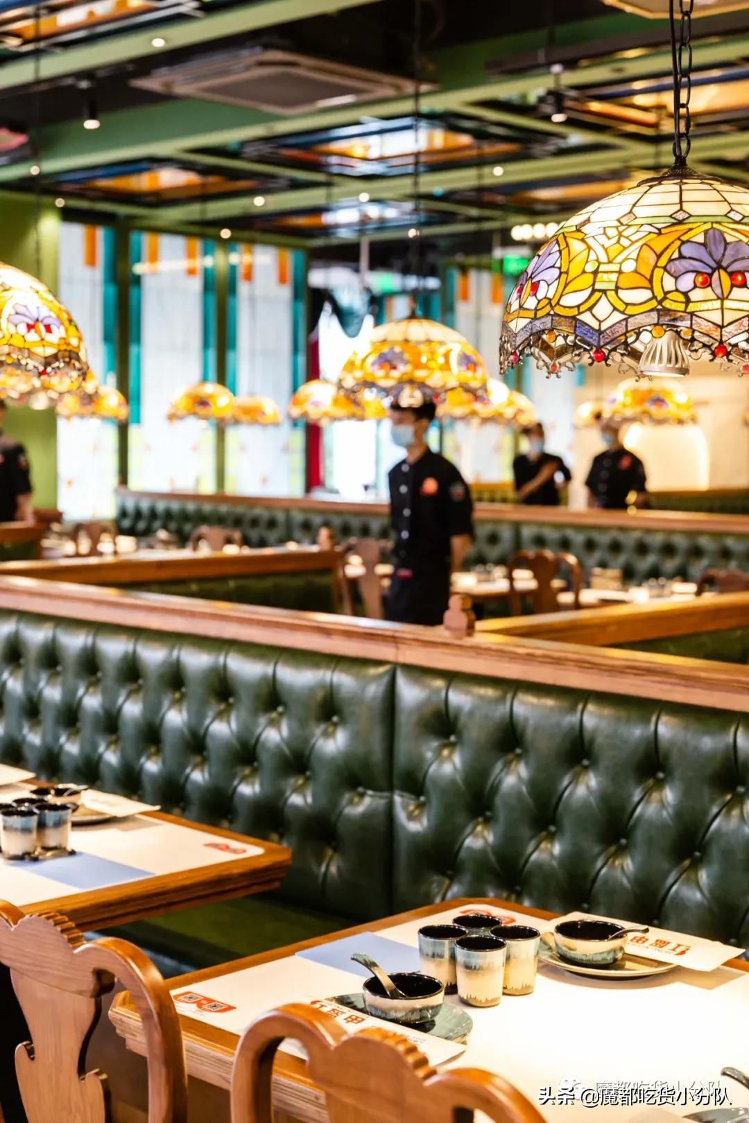 不会吧，红盔甲开KTV了