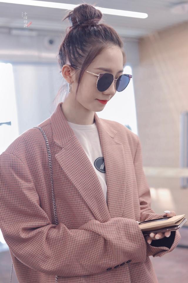 同是粉色格纹西装，孟美岐以“大”取胜，比宋祖儿更有大佬范
