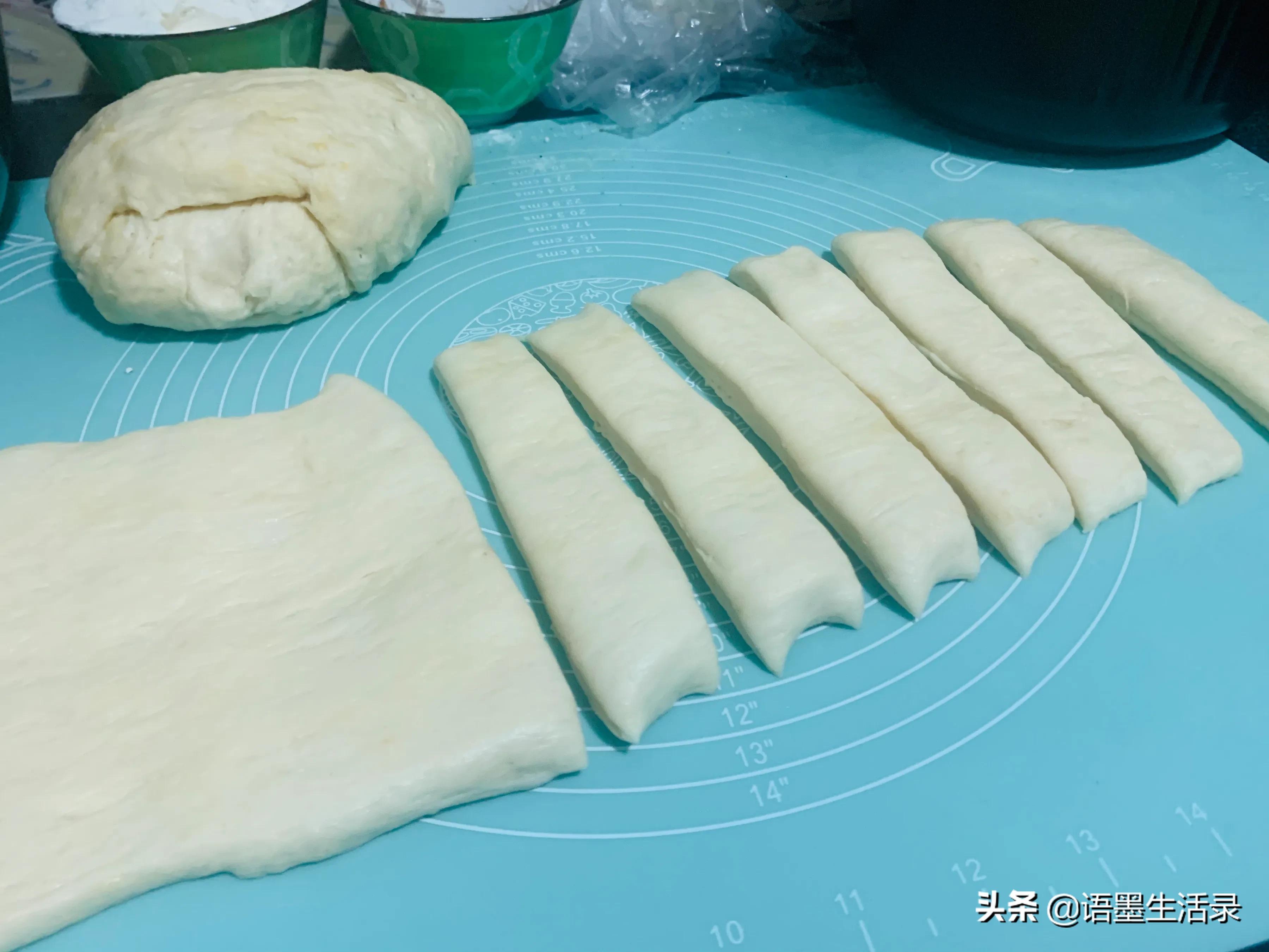 炸油条怎么和面才能蓬松酥脆,炸油条从和面到炸出油条的全过程