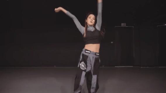 易烊千玺权志龙同款鞋,易烊千玺权志龙造型