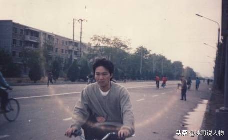 站起来的霍金图片,站起来的霍金