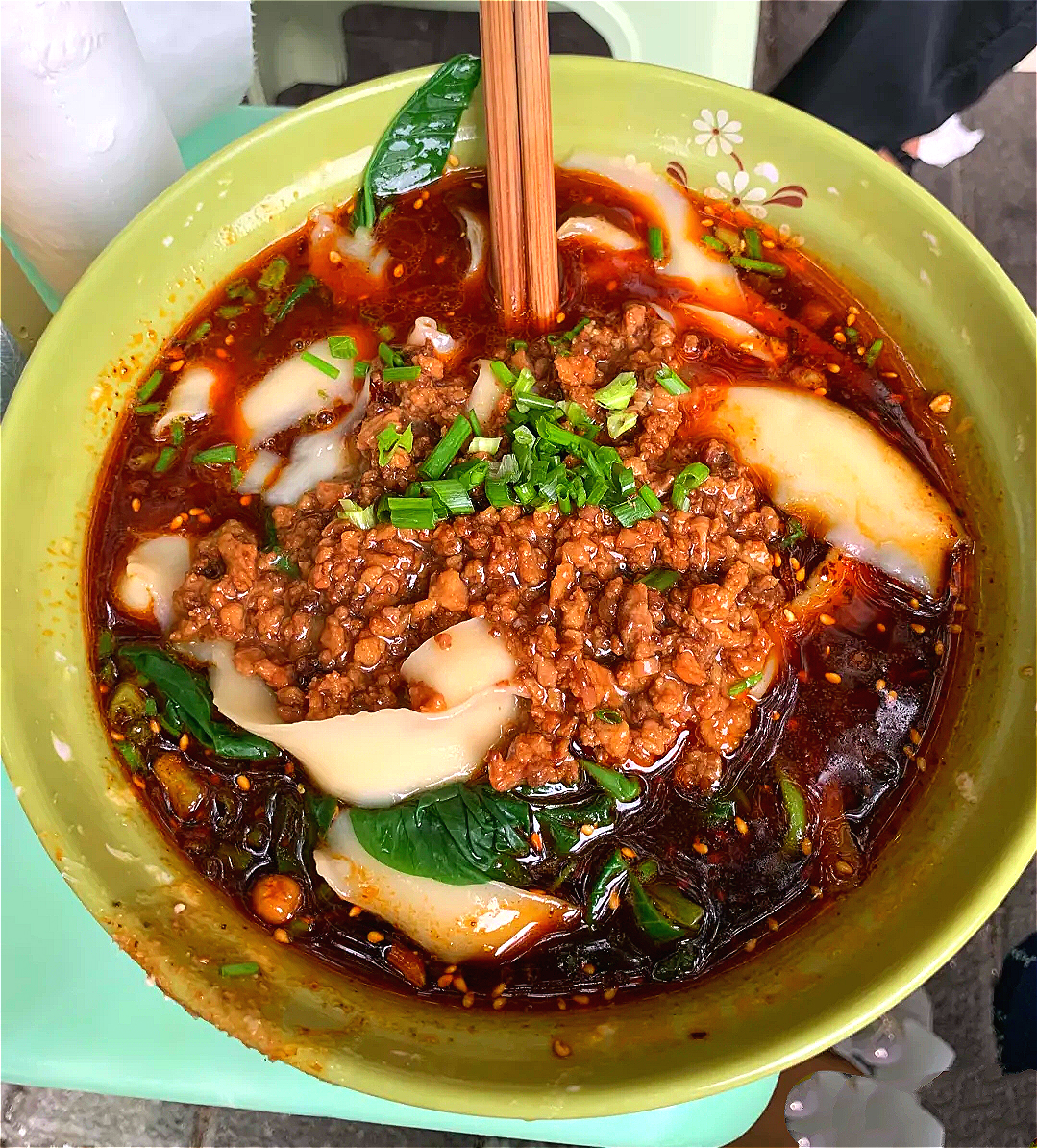 坐在板凳上吃面,来重庆必须要吃的板凳面