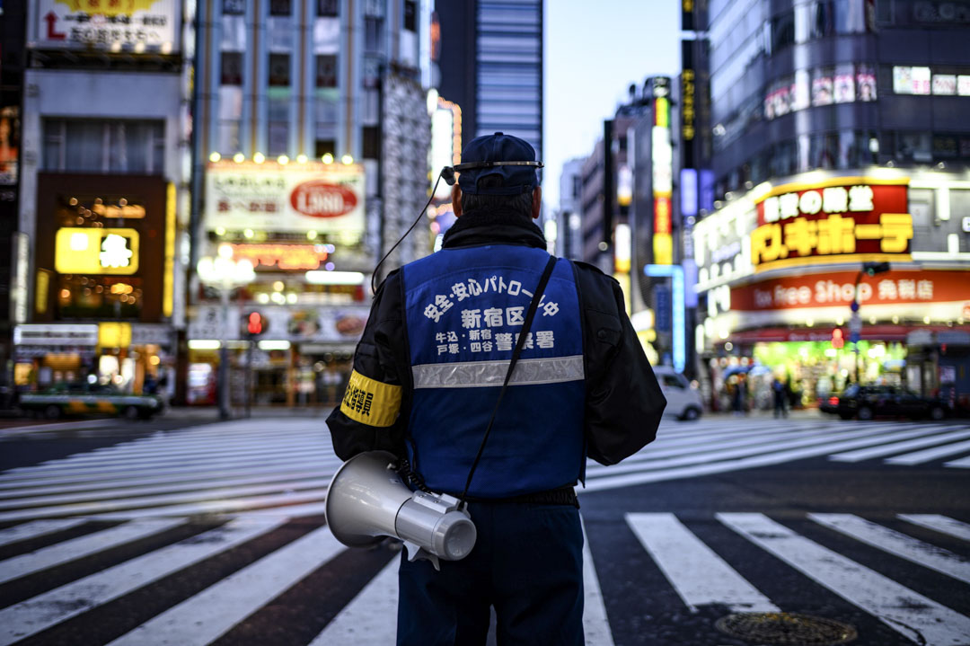 上半场买口罩，下半场求自保：我们在日本打满新冠全场