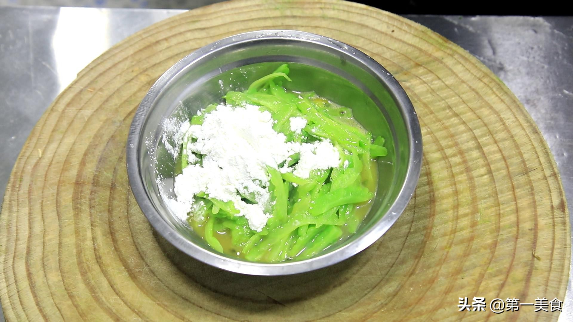 苦瓜煎鸡蛋苦瓜需要用水焯一下吗,厨师苦瓜炒鸡蛋的做法