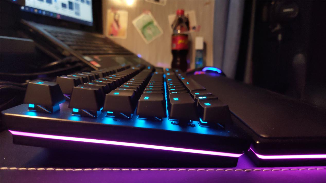 雷蛇猎魂光蛛粉晶键盘测评,雷蛇键盘猎魂光蛛v2线性轴评测