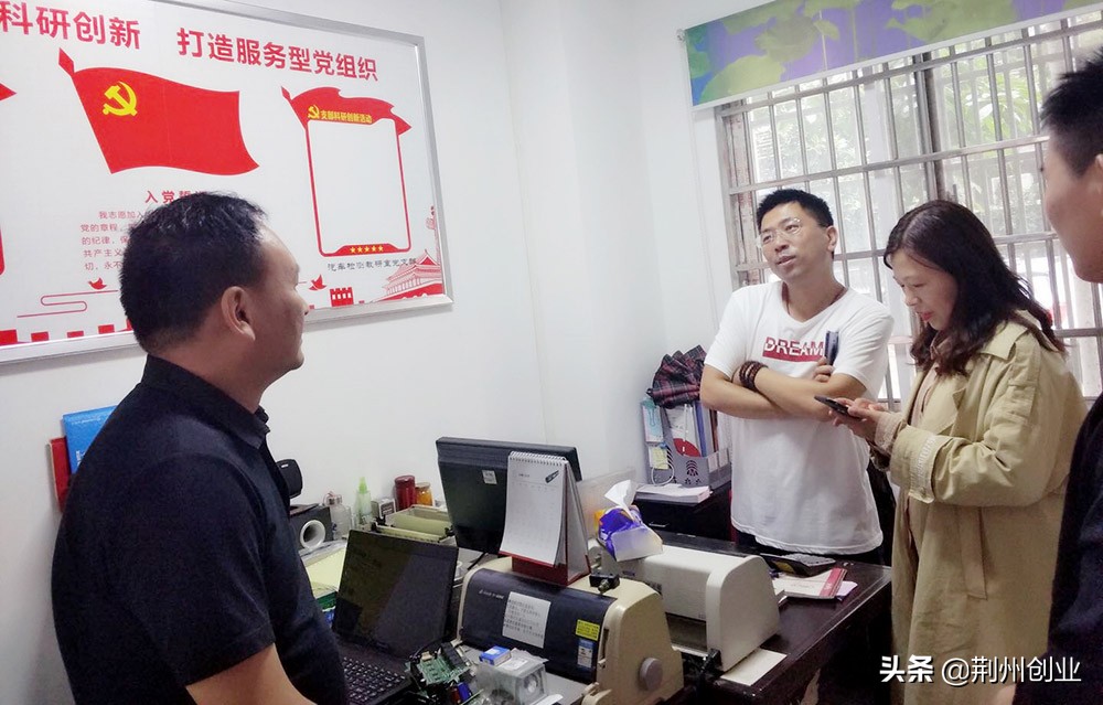 拥抱电商经济！荆职师生研发智能纸箱包装机